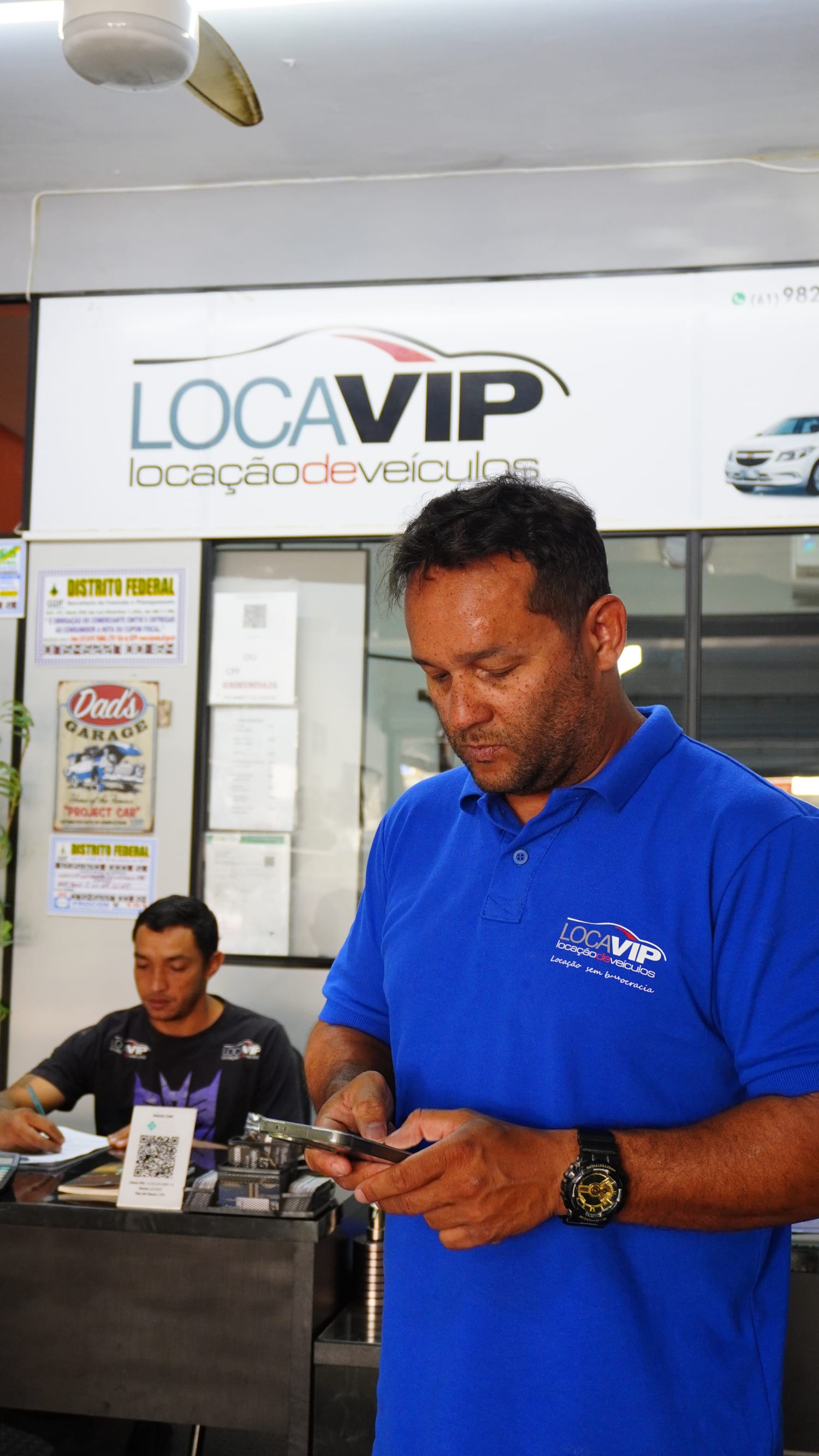 Atendimento personalizado da equipe Locavip na loja