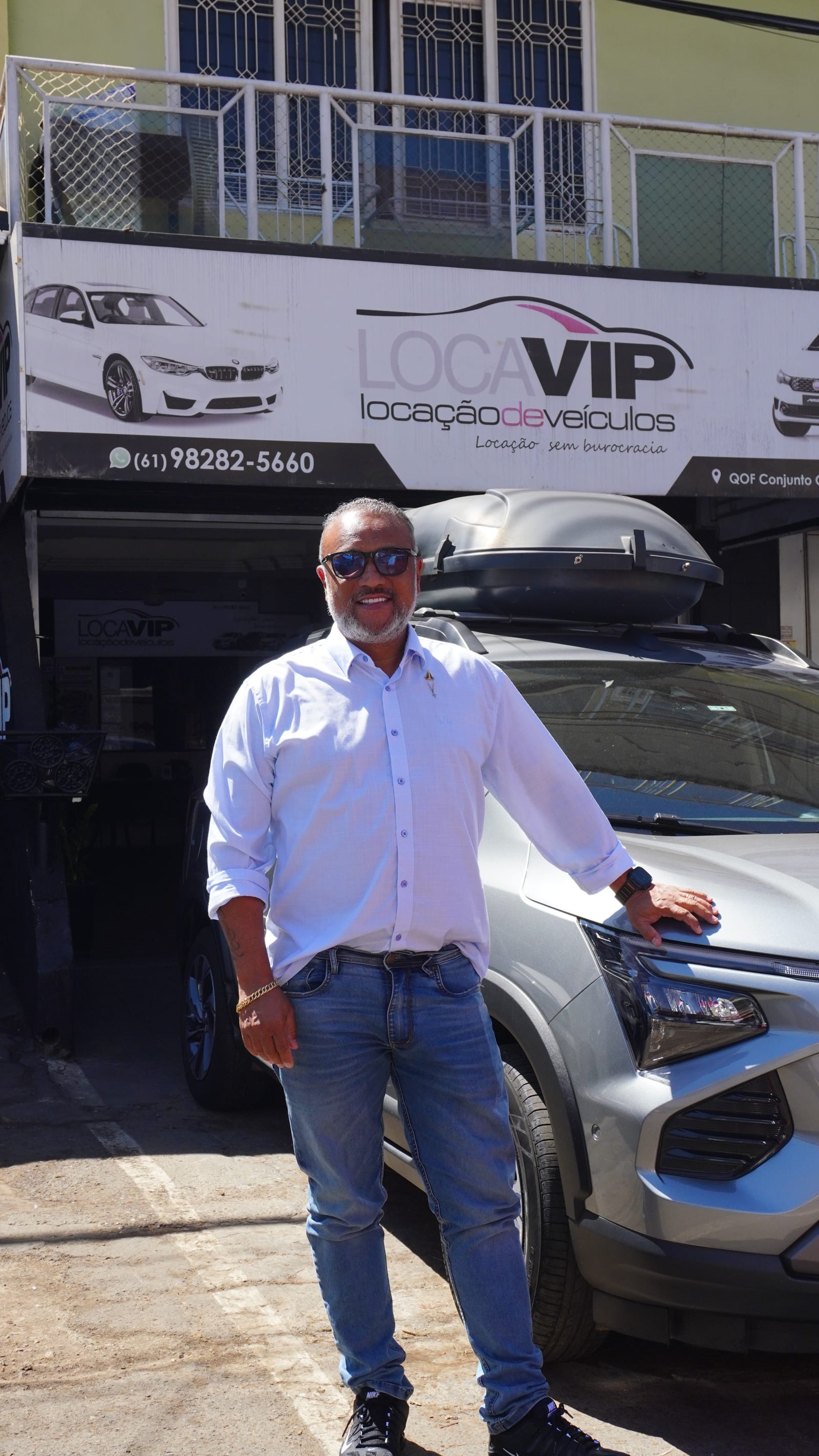 Locavip Brasília — atendimento na loja em Candangolândia, ao lado do SUV